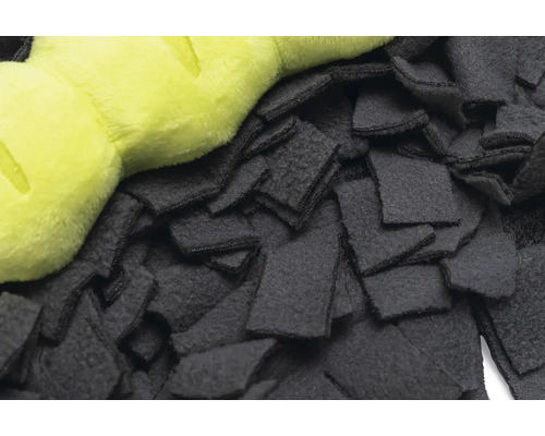 Zwarte snuffelmat voor honden met een lichtgroen knuffeldier