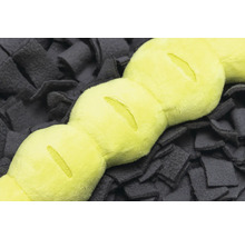 Hondenspeelgoed rups op een snuffelmat voor honden