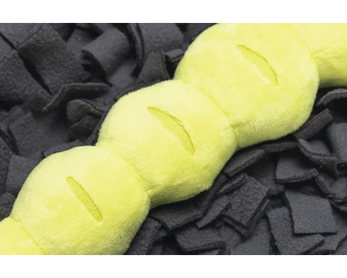 Hondenspeelgoed rups op een snuffelmat voor honden