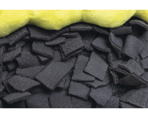 Detailopname van een hondensnuffelmat met fleece vierkantjes