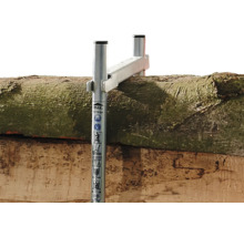 Houtstapelhulp voor kettingzaag in gebruik op een houten stam