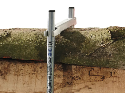 Houtstapelhulp voor kettingzaag in gebruik op een houten stam