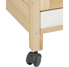 Detailopname van wielen aan een houten meubelstuk