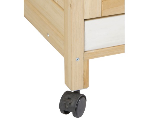 Detailopname van wielen aan een houten meubelstuk