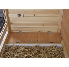 Interieur van een houten konijnenhok met hooi