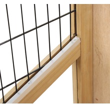 Detailweergave van een schuttingelement met houten frame en draadgaas