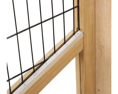 Detailweergave van een schuttingelement met houten frame en draadgaas