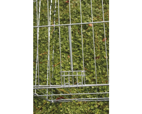 Detailopname van een draadkooi val met veersluiting.