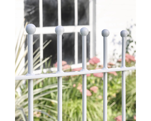 Metalen hek met bolvormige uiteinden voor een tuin