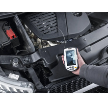 Een inspectiecamera wordt gebruikt om de motorruimte van een auto te inspecteren.