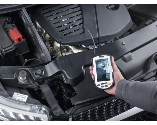 Een inspectiecamera wordt gebruikt om de motorruimte van een auto te inspecteren.