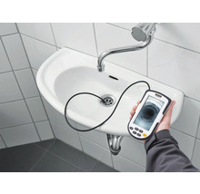 Een inspectiecamera wordt in een wastafel gebruikt om leidingen te inspecteren.