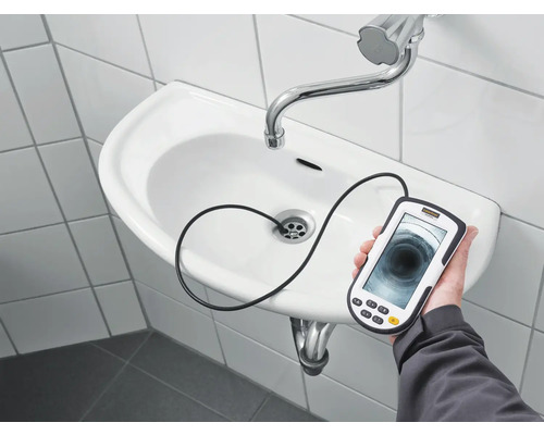 Een inspectiecamera wordt in een wastafel gebruikt om leidingen te inspecteren.