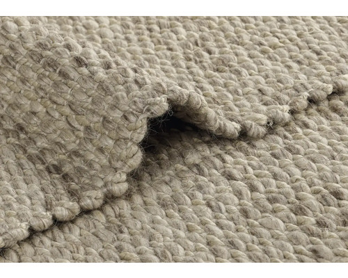 Close-up van een opgevouwen vloerkleed van natuurlijke vezels