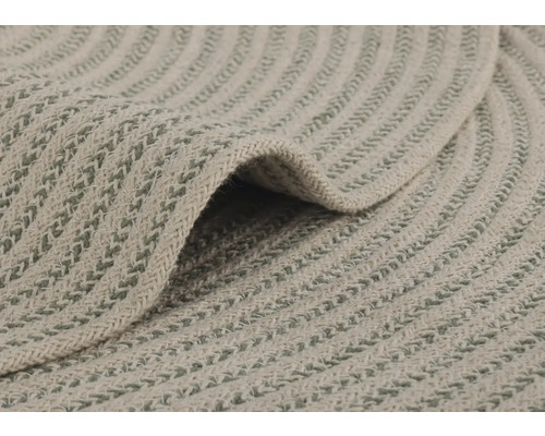 Detailopname van een rond tapijt met gevlochten patroon