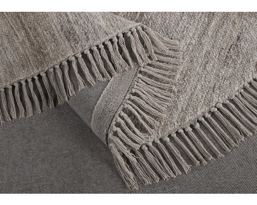 Detail van een vloerkleed met franjes