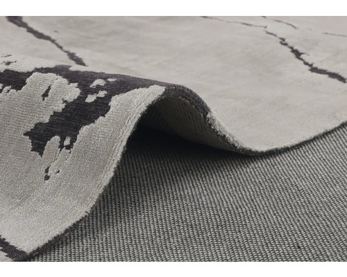 Detailweergave van een grijs tapijt met abstract patroon