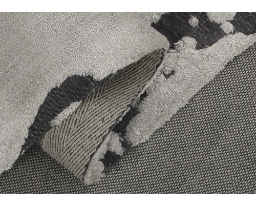 Gedetailleerde weergave van een grijszwarte vloerkleed met franjes