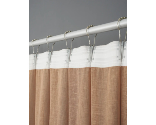 Badkamer: douchegordijn aan een douchestang met douchegordijnringen