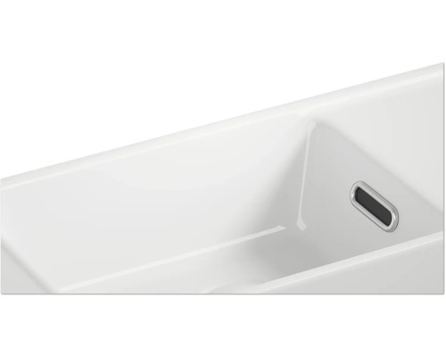 Detailopname van een keramische wastafel met overloop