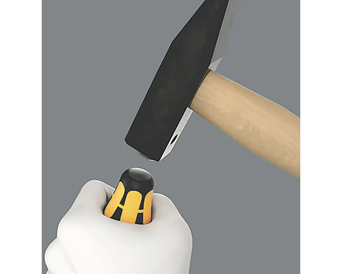 Een hamer slaat op een schroevendraaier in een hand