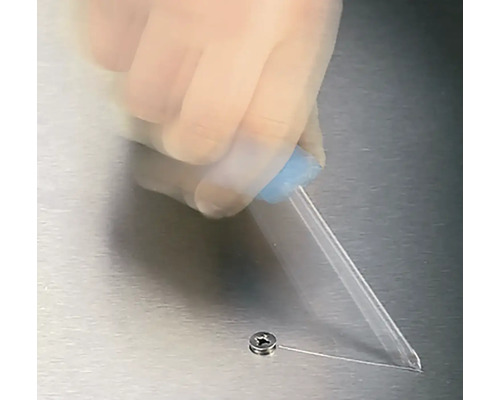 Lijm aanbrengen op een schroef met een pipet