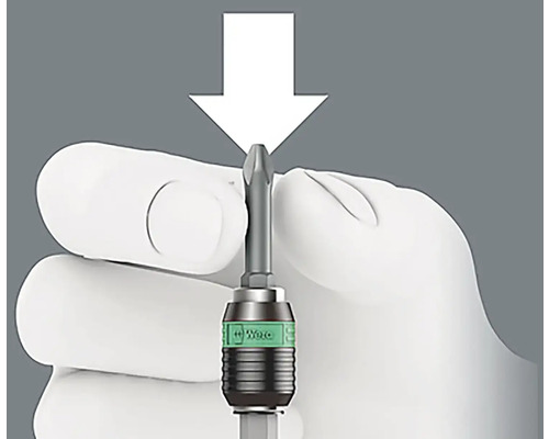 Een Wera schroevendraaier wordt door een hand vastgehouden en met een pijl naar beneden gedrukt.