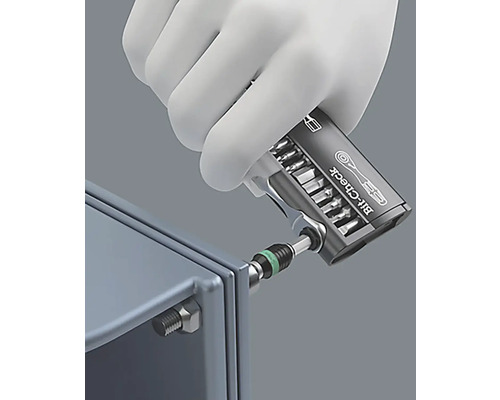 Hand met handschoen gebruikt bitcheck gereedschap om te schroeven