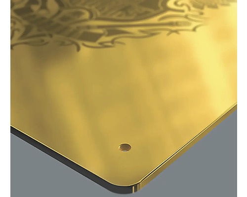 Detailaanzicht van een gouden metalen plaat met ornament en boorgat.