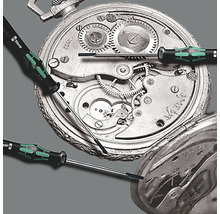 Drie Wera schroevendraaiers liggen op een open zakhorloge met zichtbaar uurwerk.