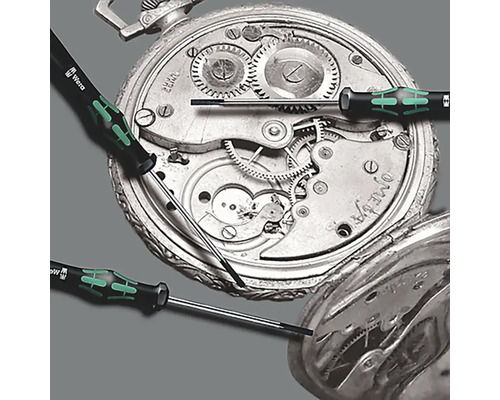 Drie Wera schroevendraaiers liggen op een open zakhorloge met zichtbaar uurwerk.