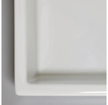 Detailopname van een rechthoekige, vlakke keramische wastafel