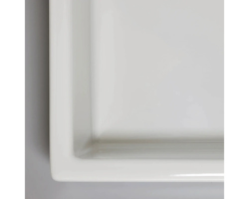 Detailopname van een rechthoekige, vlakke keramische wastafel