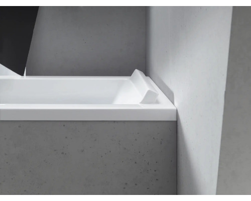 Detailaanzicht van een ingebouwd bad met een rechte vorm
