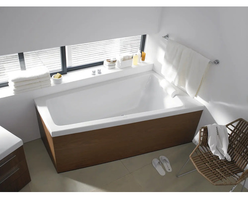 Moderne badkamer met bad, handdoeken en stoel