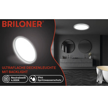 Platte Briloner plafondlamp met achtergrondverlichting in een moderne badkamer.
