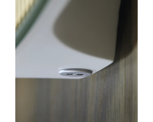 Gedetailleerde foto van een badkamerplank met een beugel voor wandmontage