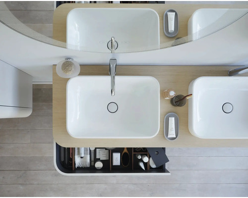 Badkamer bovenaanzicht met dubbele wastafel, spiegel en open lade met badkamerbenodigdheden