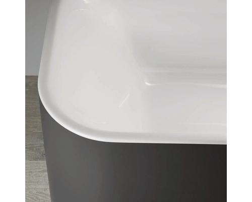 Detail van een badkuip met grijze buitenkant en witte binnenkant