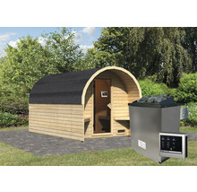 Buitensauna met houtkachel en bediening in de tuin