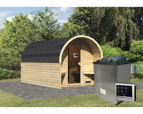 Buitensauna met houtkachel en bediening in de tuin