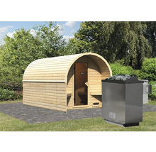 Houten vat sauna met sauna kachel in de tuin