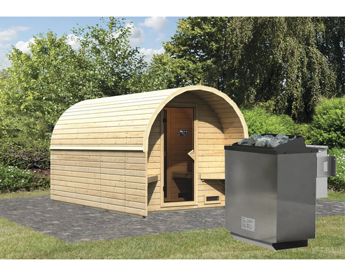 Houten vat sauna met sauna kachel in de tuin