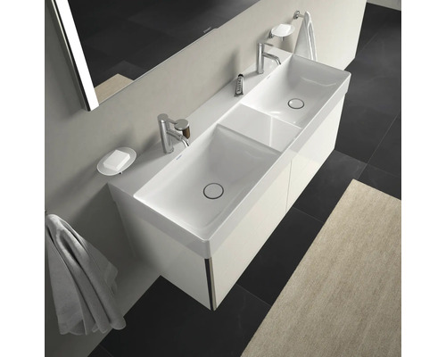 Moderne badkamer met dubbele wastafel, kranen, spiegel en handdoeken