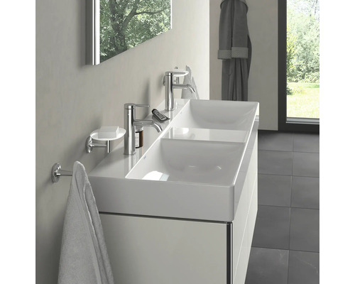 Moderne badkamer met dubbele wastafel, kranen, spiegel en handdoekhouder