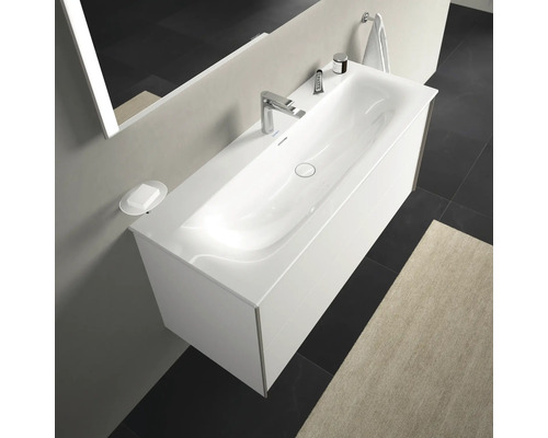 Wastafel met onderkast in een lichte badkamer