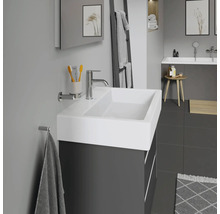 Moderne badkamer met wastafel, onderkast, spiegel en handdoekhouder