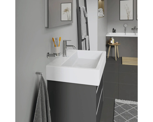 Moderne badkamer met wastafel, onderkast, spiegel en handdoekhouder