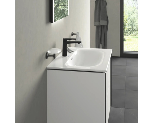 Badkamer met wastafel, kraan, spiegel en badjas