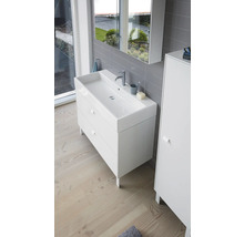 Lichte badkamer met wastafelonderkast, spiegelkast en zijkast